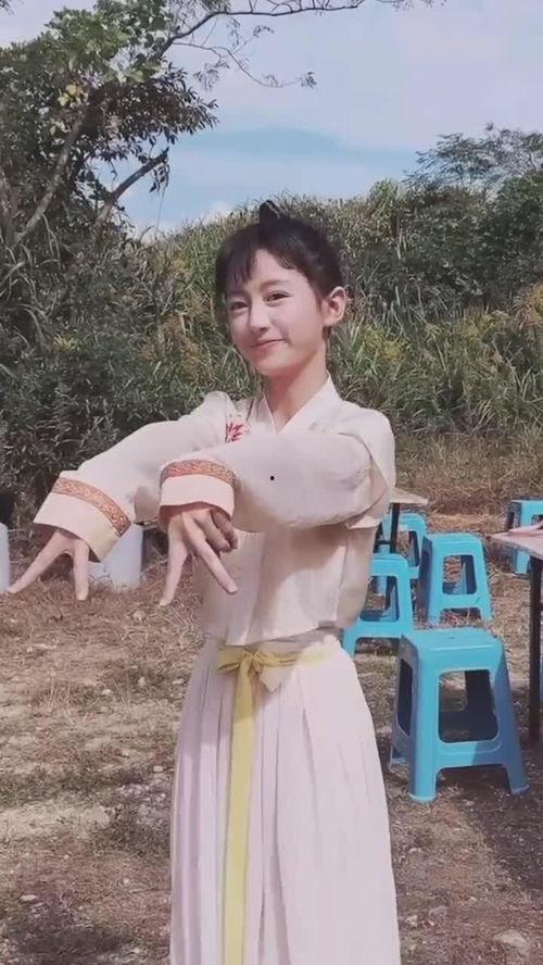 斐佳欣个人资料,才华横溢的年轻艺术家，用音乐诠释青春与梦想